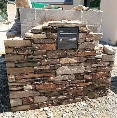 Pilier de portail en pierre avec boîte aux lettres intégrée