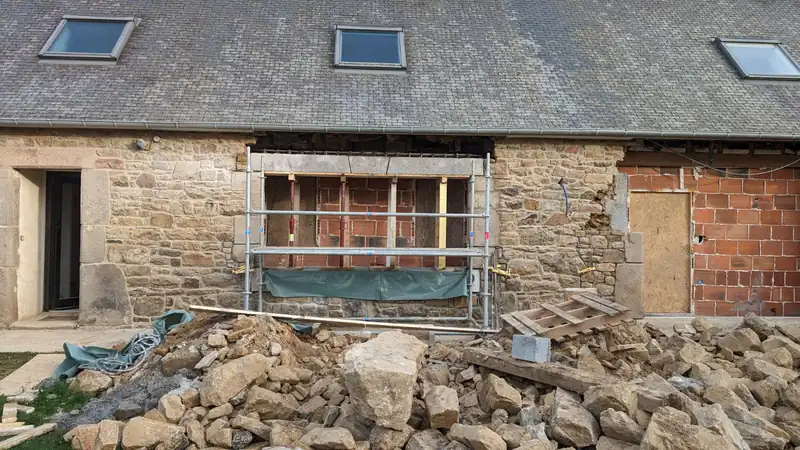 Reprise de plusieurs ouvertures sur une façade en pierre