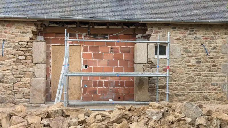 Création d'une ouverture dans un mur ancien en pierre