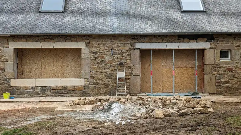 Rénovation d'une façade en pierre avec création d'ouvertures, chantier LFstones