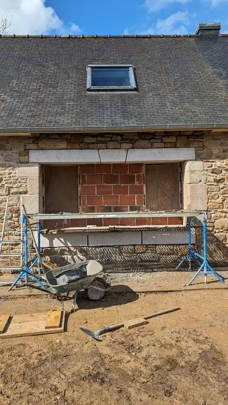 Ouverture de fenêtre reprise en pierre sur une longère