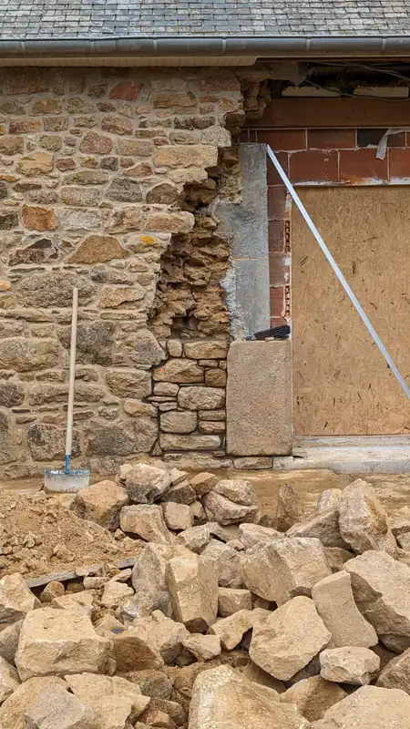 Reprise d'un mur en pierre avec remontage des moellons