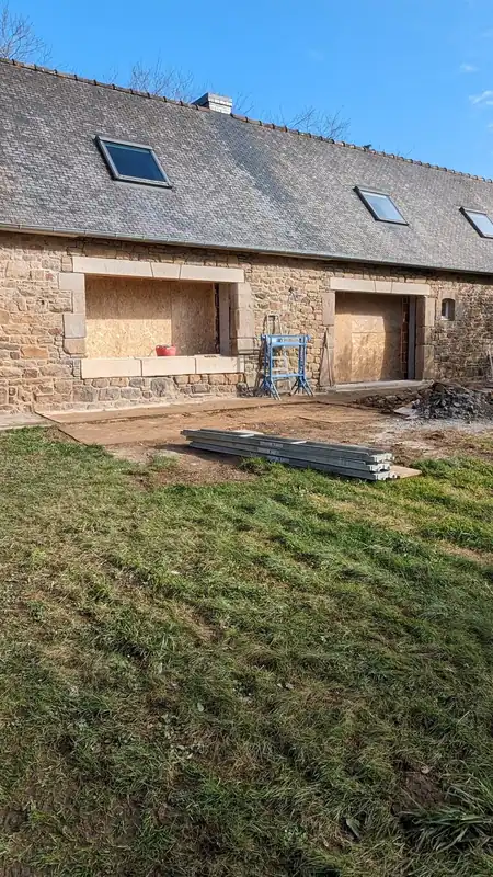 Encadrement de fenêtre en granit taillé sur mur de pierre