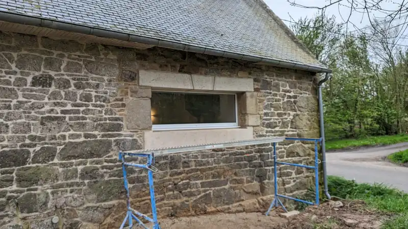 Nouvelle ouverture avec linteau et jambages en granit sur bâti ancien