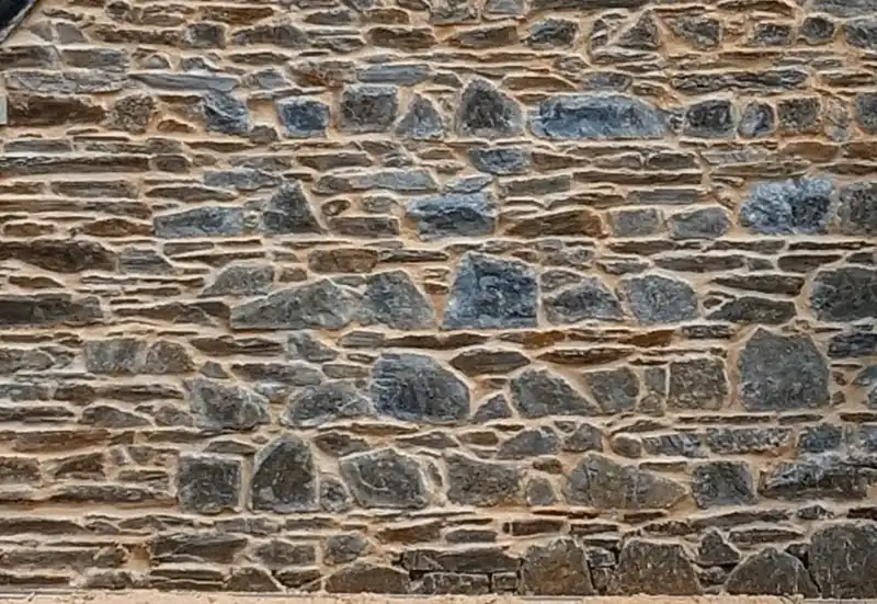 Détail d'un mur en pierre de pays, appareillage et joints à la chaux