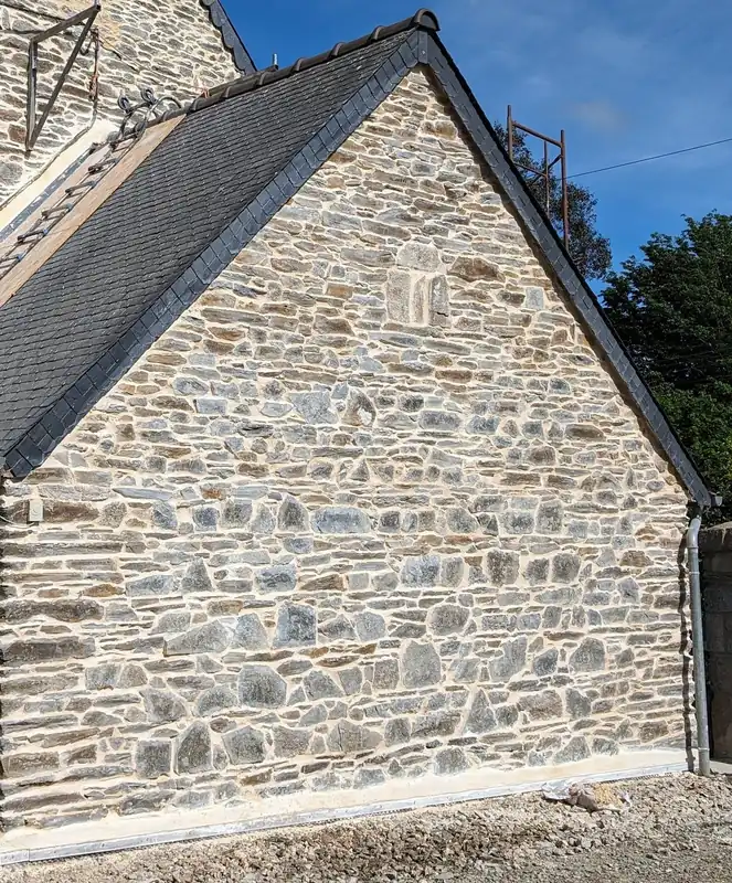 Rejointoiement d'un pignon en pierre au mortier de chaux, réalisation LFstones