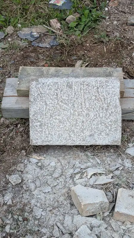 Bloc de granit bouchardé, travail de taille de pierre