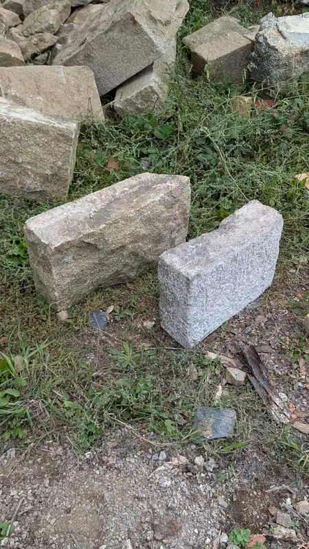 Blocs de granit taillés et dressés, prêts à la pose
